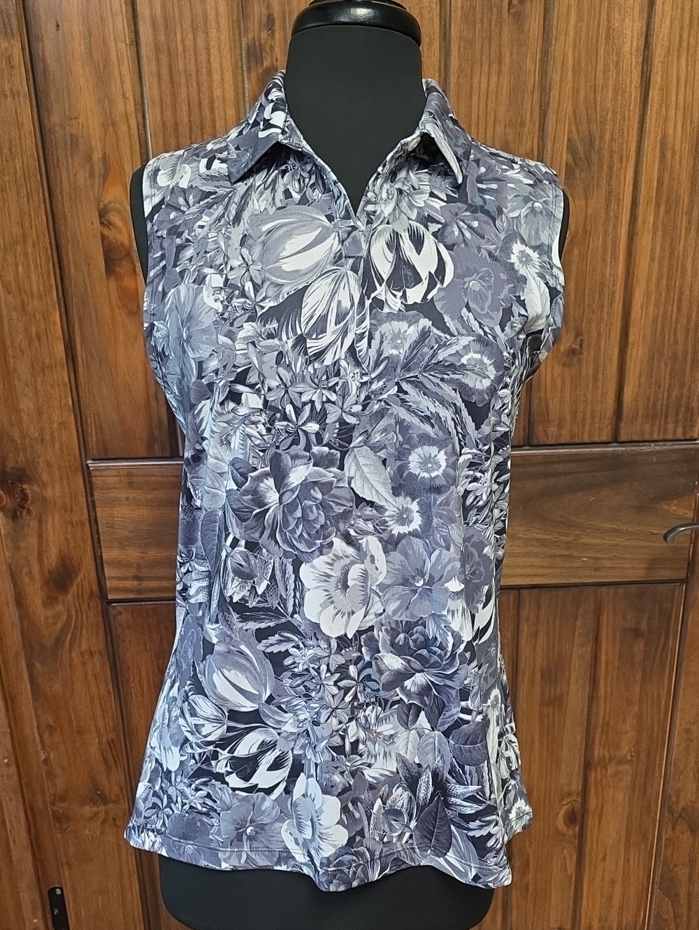 Nike Sleeveless Floral Polo Top in Gray And White - Size M